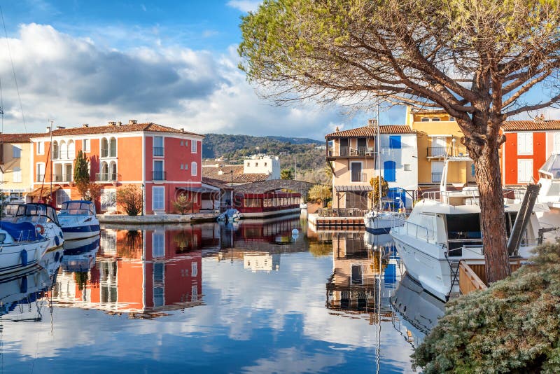 Ciudad colorida en el agua, puerto de Grimaud, ` Azur, franco de CÃ'te d imagenes de archivo Ciudad colorida en el agua, puerto de Grimaud, ` Azur, franco de CÃ'te d imagenes de archivo