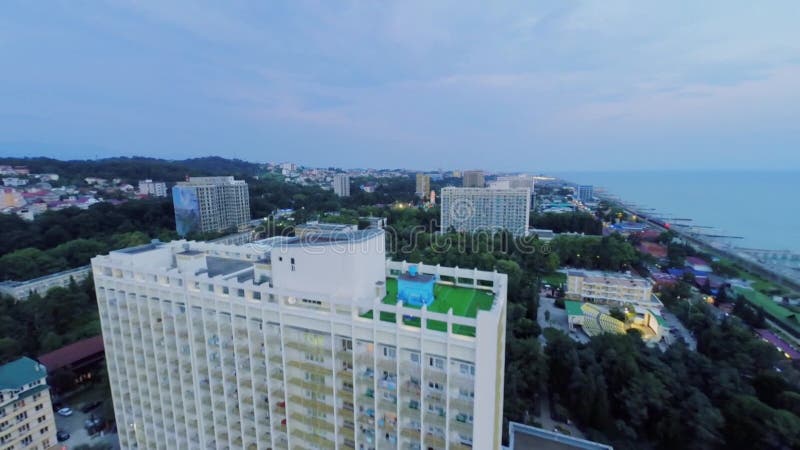 Ciudad costera cerca de la playa del mar y las montañas almacen de video