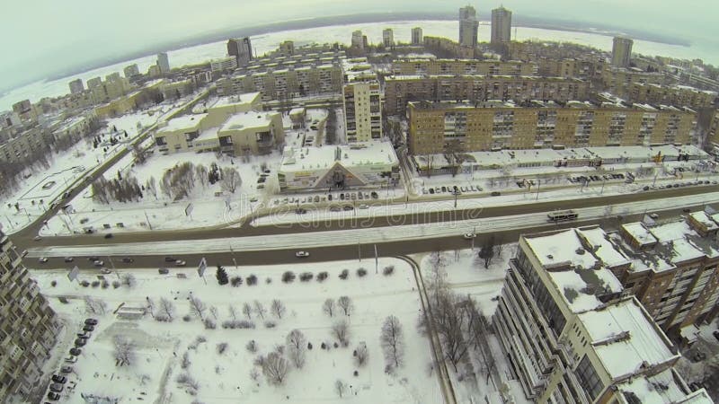 Ciudad costera con tráfico en calle ancha en invierno almacen de video