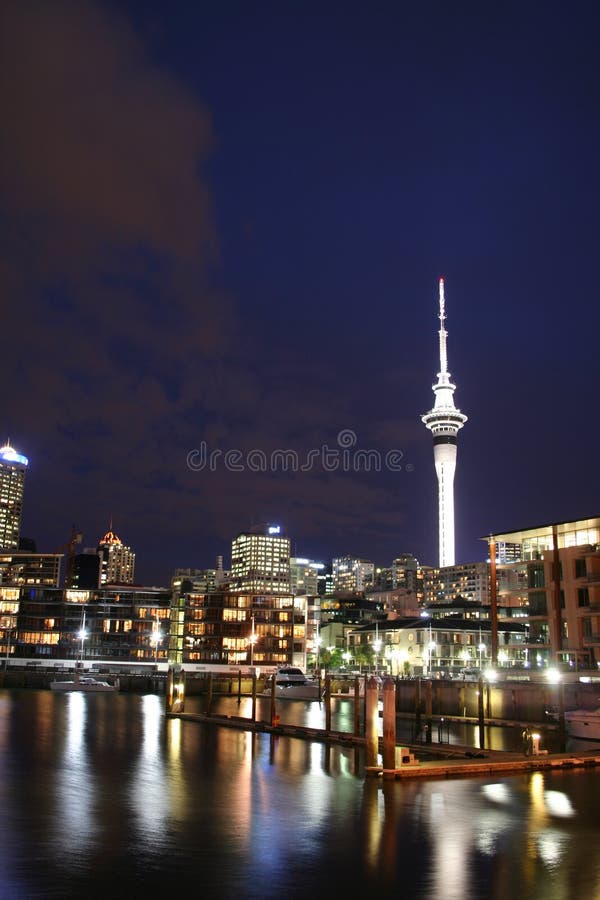 Ciudad de Auckland en la noche fotos de archivo Ciudad de Auckland en la noche fotos de archivo