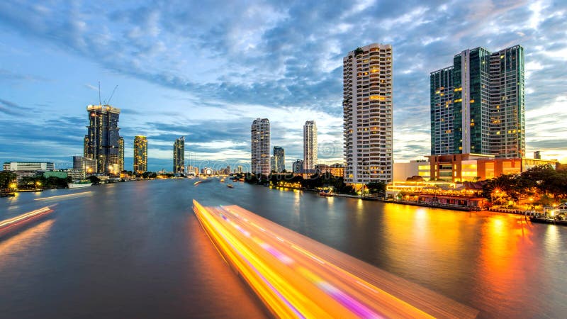 Ciudad de Bangkok - curva hermosa Chao Phraya River de la puesta del sol fotografía de archivo libre de regalías Ciudad de Bangkok - curva hermosa Chao Phraya River de la puesta del sol fotografía de archivo libre de regalías