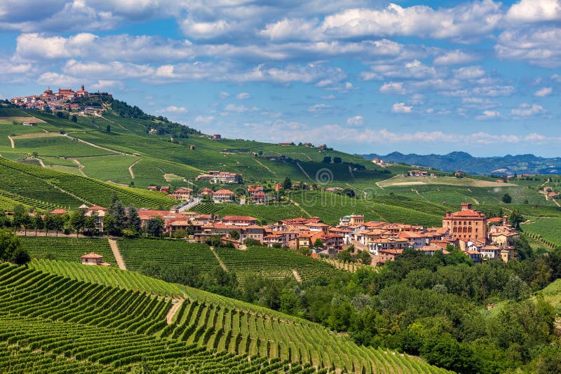Ciudad de Barolo entre viñedos en Italia imagen de archivo libre de regalías