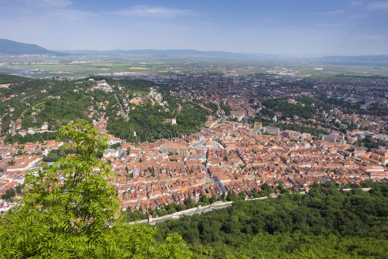 Ciudad de Brasov en Transilvania, Rumania, en un día de verano perfecto imagen de archivo libre de regalías Ciudad de Brasov en Transilvania, Rumania, en un día de verano perfecto imagen de archivo libre de regalías