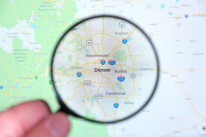 Ciudad de Denver, Colorado en la pantalla de visualización a través de una lupa imagen de archivo libre de regalías Ciudad de Denver, Colorado en la pantalla de visualización a través de una lupa imagen de archivo libre de regalías