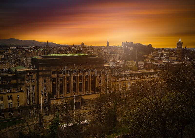Ciudad de Edimburgo en el cielo oscuro en la opinión de la puesta del sol de la colina de Calton, Scot fotos de archivo Ciudad de Edimburgo en el cielo oscuro en la opinión de la puesta del sol de la colina de Calton, Scot fotos de archivo