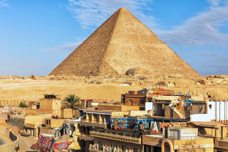 Ciudad de Giza delante de la pirámide de Cheops, Egipto
