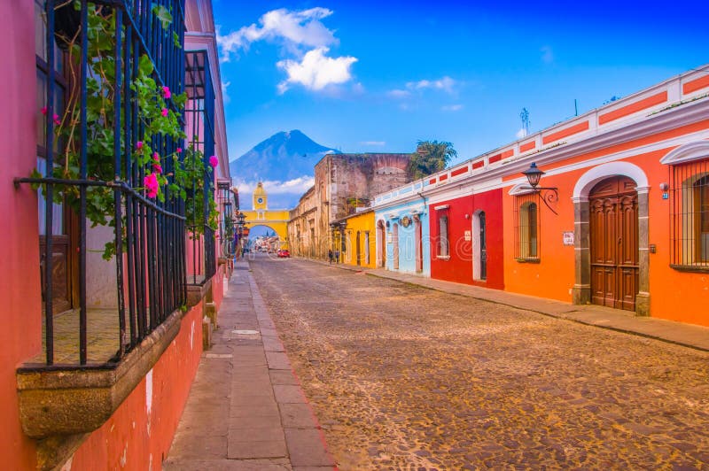 Ciudad De Guatemala, Guatemala, avril, 25, 2018 : Paysage urbain dans la rue principale de la ville de l'Antigua avec le volcan d images stock Ciudad De Guatemala, Guatemala, avril, 25, 2018 : Paysage urbain dans la rue principale de la ville de l'Antigua avec le volcan d images stock