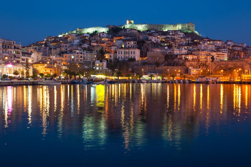 Ciudad de Kavala en la noche fotos de archivo libres de regalías Ciudad de Kavala en la noche fotos de archivo libres de regalías