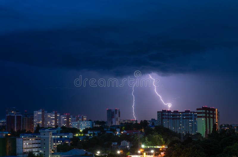 Ciudad de Kiev Ucrania del panorama de los rel?mpagos de la tormenta de la tarde de la noche imagen de archivo Ciudad de Kiev Ucrania del panorama de los rel?mpagos de la tormenta de la tarde de la noche imagen de archivo