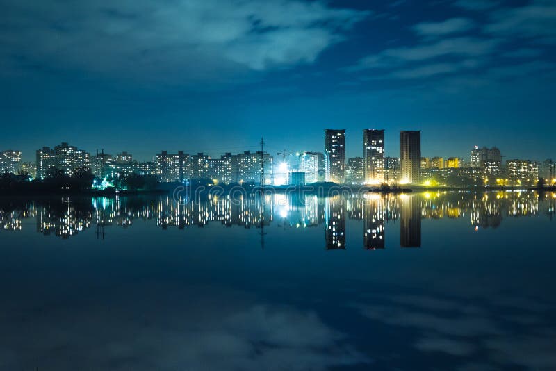 Ciudad de la noche imagen de archivo Ciudad de la noche imagen de archivo
