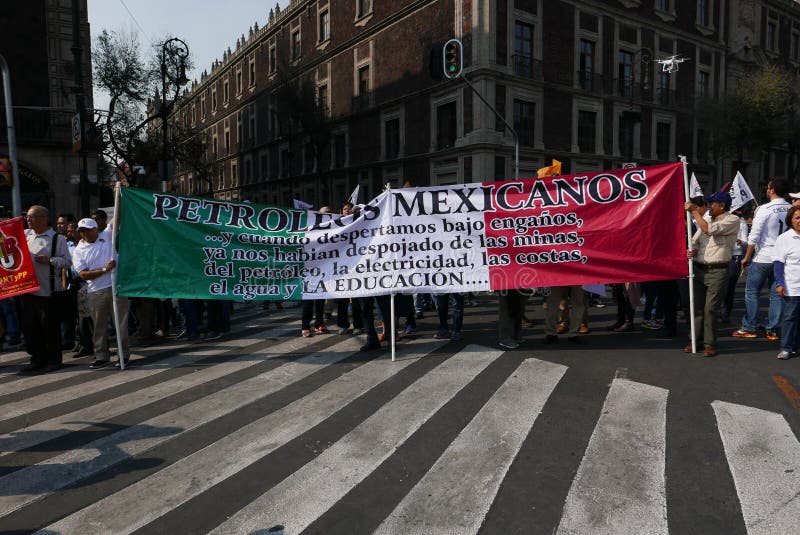 Ciudad de México, México 7 de enero de 2017: Los manifestantes marchan en las calles después y aumentan de precios de la gasolina foto de archivo Ciudad de México, México 7 de enero de 2017: Los manifestantes marchan en las calles después y aumentan de precios de la gasolina foto de archivo