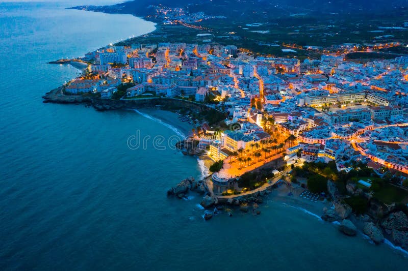 Ciudad De Nerja, En La Costa De La Provincia De Málaga En La Noche Imagen  de archivo - Imagen de iluminado, cityscape: 201498001