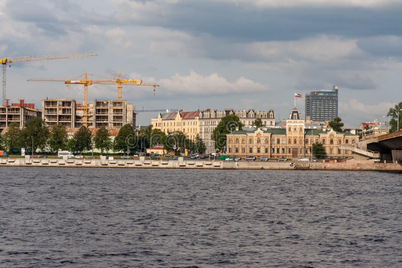 Ciudad de Riga, capital de la opinión panorámica de Letonia con el Daugava a del río fotos de archivo libres de regalías Ciudad de Riga, capital de la opinión panorámica de Letonia con el Daugava a del río fotos de archivo libres de regalías