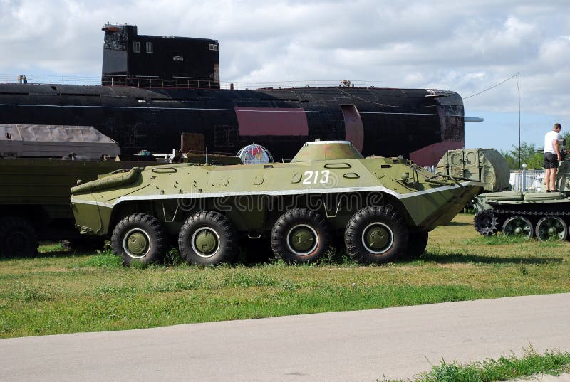 Ciudad de Togliatti Museo técnico de K g sakharov Objeto expuesto del vehículo blindado de transporte de personal soviético BTR-7 fotos de archivo