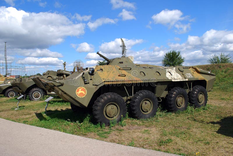 Ciudad de Togliatti Museo técnico de K g sakharov Objeto expuesto del vehículo blindado de transporte de personal soviético BTR-7 imágenes de archivo libres de regalías