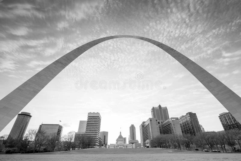 Ciudad del horizonte de St Louis imagen de archivo Ciudad del horizonte de St Louis imagen de archivo