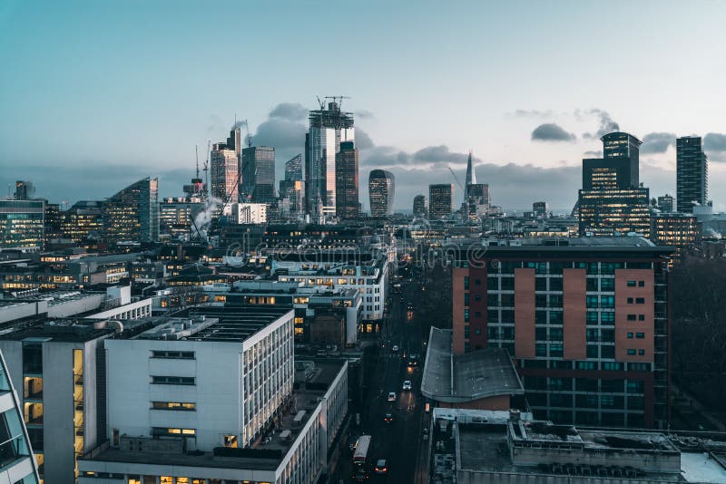 Ciudad del horizonte financiero del distrito de Londres en la noche imágenes de archivo libres de regalías Ciudad del horizonte financiero del distrito de Londres en la noche imágenes de archivo libres de regalías