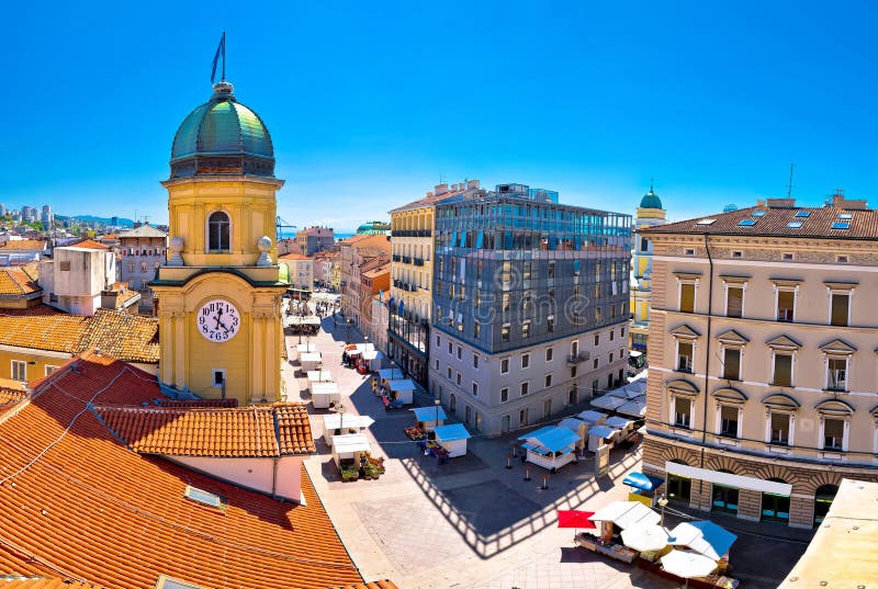 Ciudad del panorama de la torre de reloj de Rijeka y del cuadrado central fotos de archivo libres de regalías Ciudad del panorama de la torre de reloj de Rijeka y del cuadrado central fotos de archivo libres de regalías