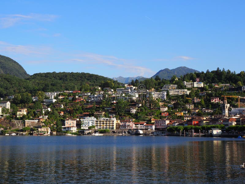 Ciudad del viaje de ASCONA en SUIZA con la vista escénica del lago Maggiore imagenes de archivo Ciudad del viaje de ASCONA en SUIZA con la vista escénica del lago Maggiore imagenes de archivo
