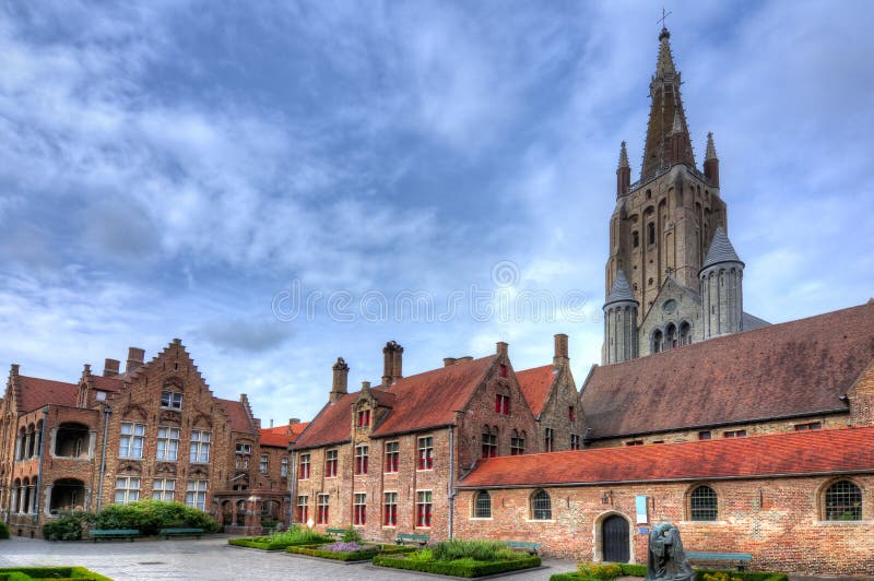 Ciudad e iglesia viejas de nuestra señora, Brujas, Bélgica de Brujas foto de archivo Ciudad e iglesia viejas de nuestra señora, Brujas, Bélgica de Brujas foto de archivo