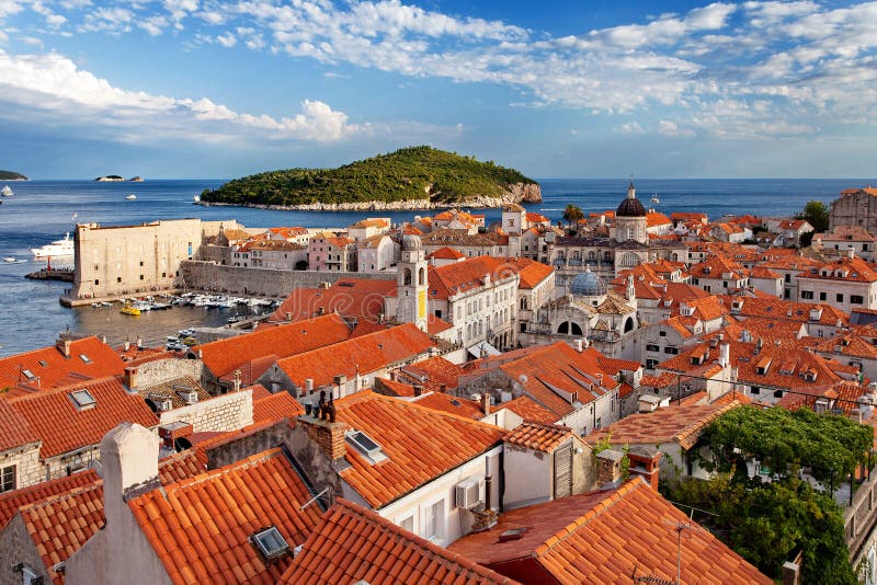 Ciudad e isla viejas de Lokrum en la puesta del sol, Dubrovnik, Croacia imagenes de archivo Ciudad e isla viejas de Lokrum en la puesta del sol, Dubrovnik, Croacia imagenes de archivo