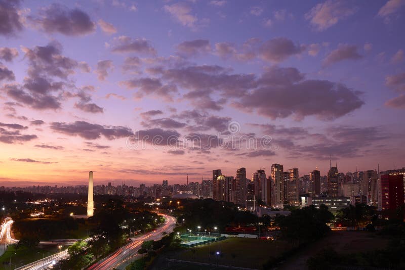 Ciudad en el anochecer, el Brasil de Sao Paulo