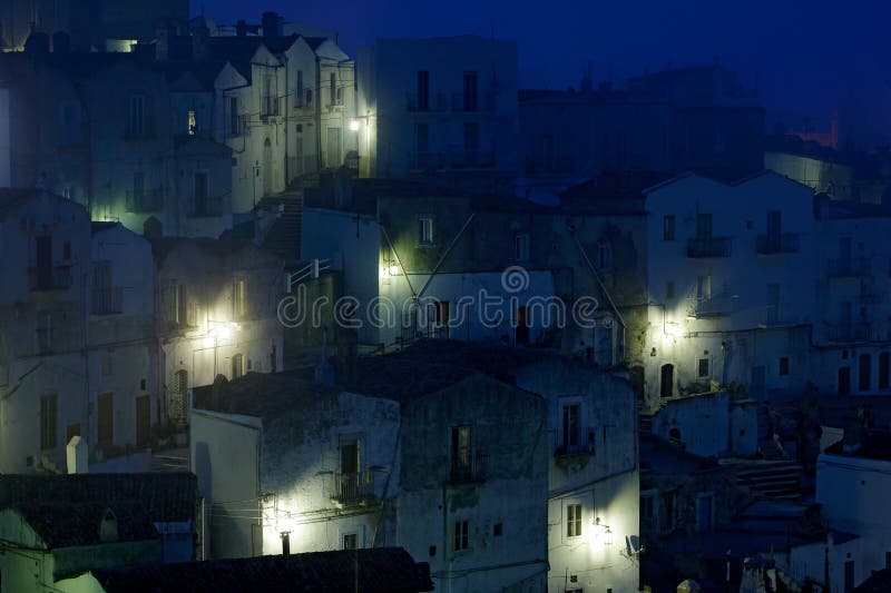 Ciudad en Foggia, península de Ángel del ` de Monte Sant de Gargano en Italia Escena de la noche con los edificios viejos con las imágenes de archivo libres de regalías Ciudad en Foggia, península de Ángel del ` de Monte Sant de Gargano en Italia Escena de la noche con los edificios viejos con las imágenes de archivo libres de regalías