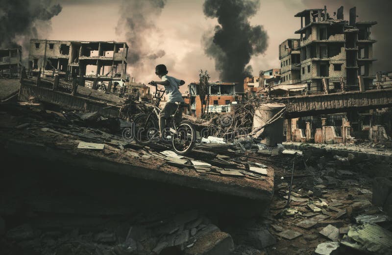 Ciudad en guerra y bicicleta del montar a caballo del pequeño niño de los desamparados fotografía de archivo libre de regalías Ciudad en guerra y bicicleta del montar a caballo del pequeño niño de los desamparados fotografía de archivo libre de regalías