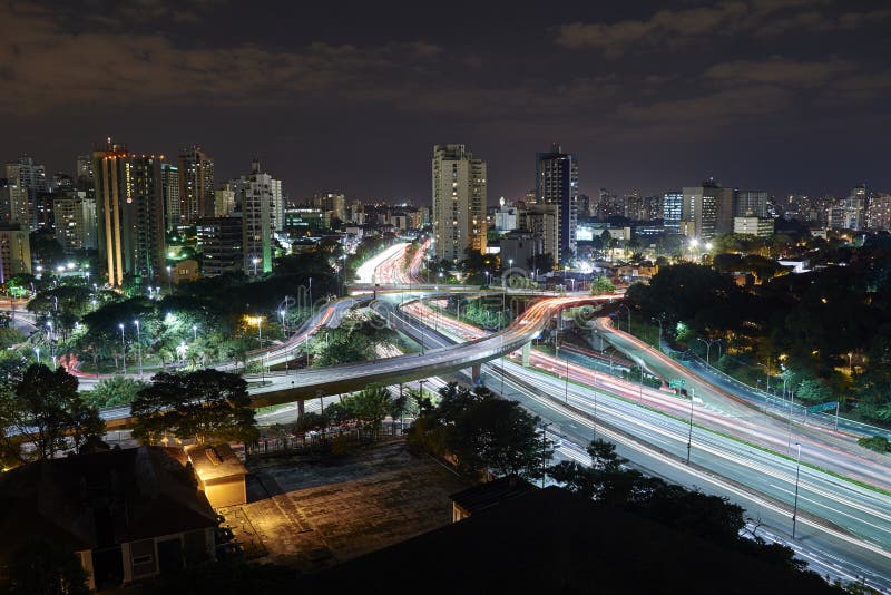 Ciudad en la noche, el Brasil de Sao Paulo