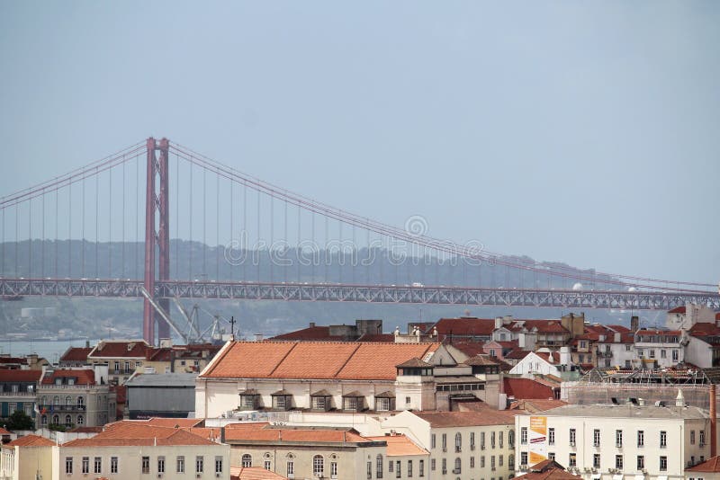 Ciudad histórica de Lisboa y 25ta de April Bridge Panorama, Portugal imagen de archivo libre de regalías Ciudad histórica de Lisboa y 25ta de April Bridge Panorama, Portugal imagen de archivo libre de regalías