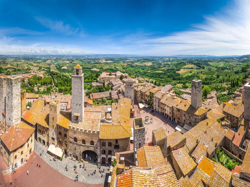 Ciudad histórica de San Gimignano con el campo toscano, Toscana, Italia imagenes de archivo Ciudad histórica de San Gimignano con el campo toscano, Toscana, Italia imagenes de archivo