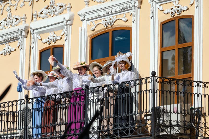 Ciudad histórica de Shadrinsk del festival, Rusia 25 de junio de 2017 Las señoras que agitan los pañuelos del balcón, más allá de fotos de archivo Ciudad histórica de Shadrinsk del festival, Rusia 25 de junio de 2017 Las señoras que agitan los pañuelos del balcón, más allá de fotos de archivo