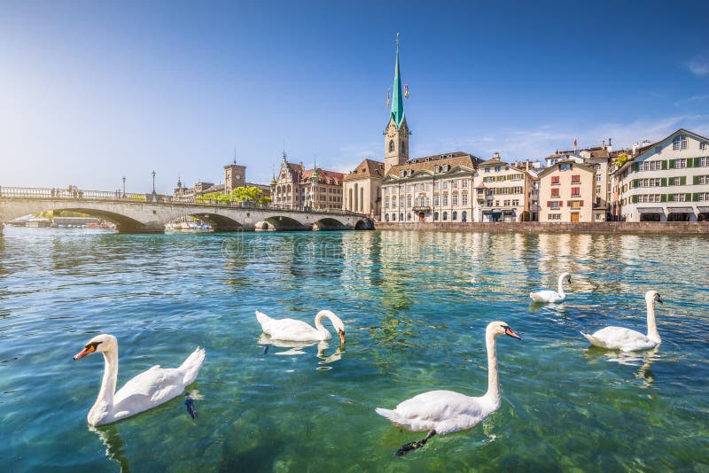Ciudad histórica de Zurich con el río Limmat, Suiza
