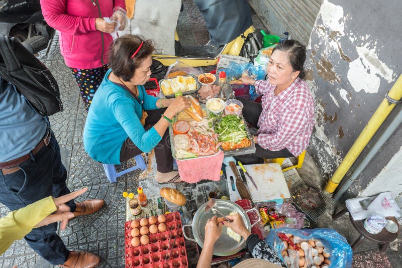 Ciudad Ho Chi Minh, Vietnam: Mujeres vietnamitas cocinan banh mi foto de archivo libre de regalías Ciudad Ho Chi Minh, Vietnam: Mujeres vietnamitas cocinan banh mi foto de archivo libre de regalías