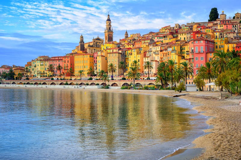 Ciudad medieval colorida Menton en Riviera, mar Mediterráneo, Fra