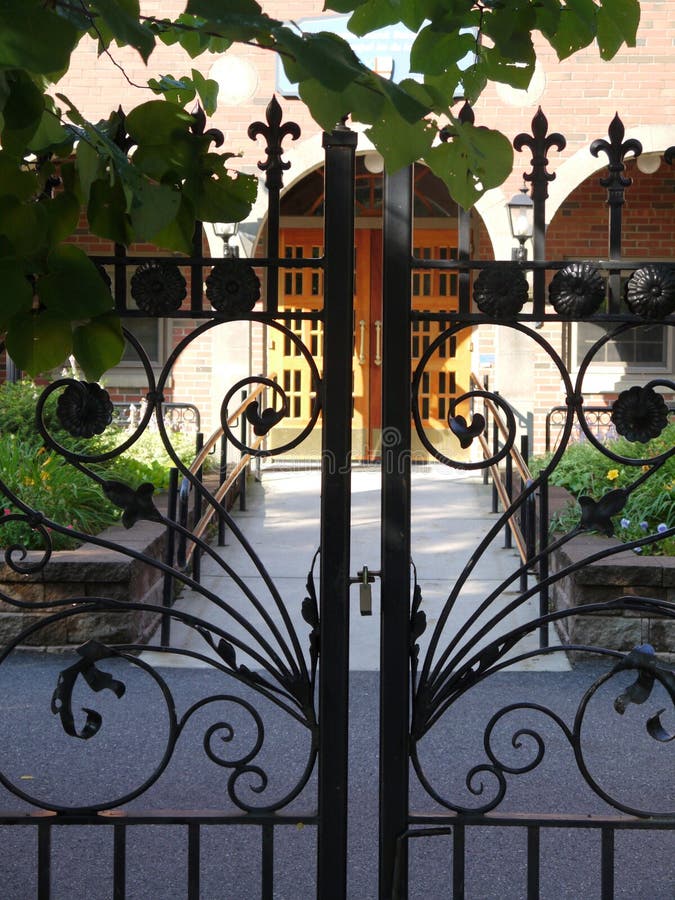 Ciudad: puertas del hierro labrado imagen de archivo libre de regalías Ciudad: puertas del hierro labrado imagen de archivo libre de regalías