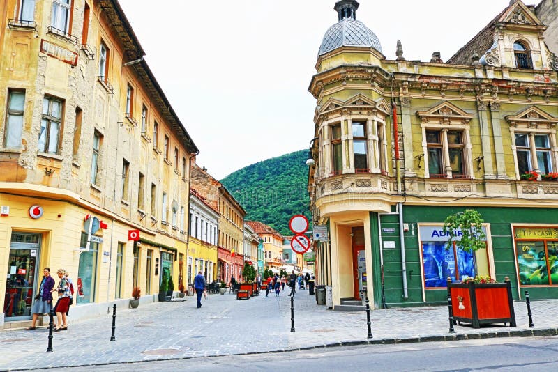 Ciudad Transilvania Rumania de Brasov de la opinión de la calle fotos de archivo Ciudad Transilvania Rumania de Brasov de la opinión de la calle fotos de archivo
