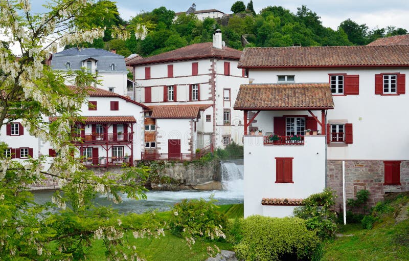 Ciudad vasca en los Pirineos franceses imágenes de archivo libres de regalías Ciudad vasca en los Pirineos franceses imágenes de archivo libres de regalías