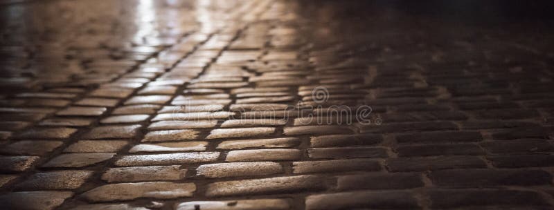 Ciudad vieja Lviv, Ucrania: Calle de la piedra de pavimentación de la noche fotografía de archivo Ciudad vieja Lviv, Ucrania: Calle de la piedra de pavimentación de la noche fotografía de archivo