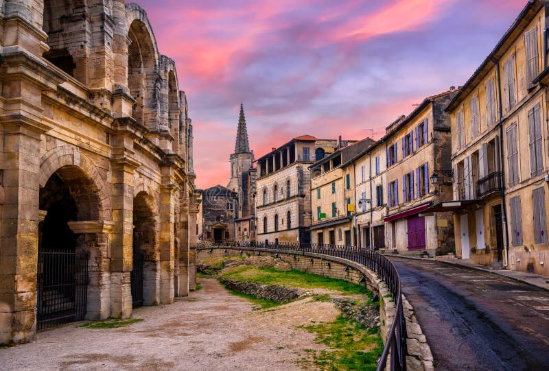 Ciudad vieja y amphitheatre romano, Provence, Francia de Arles