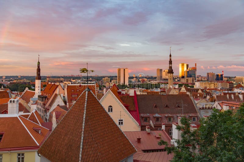 Ciudad vieja y edificios modernos contra el cielo de la puesta del sol, Tallinn fotografía de archivo Ciudad vieja y edificios modernos contra el cielo de la puesta del sol, Tallinn fotografía de archivo