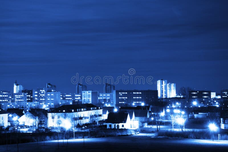 Ciudad y cielo en la noche fotos de archivo libres de regalías Ciudad y cielo en la noche fotos de archivo libres de regalías