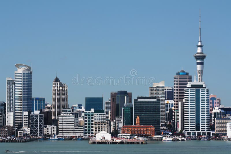 Ciudad y puerto de Auckland con Skytower imagen de archivo libre de regalías Ciudad y puerto de Auckland con Skytower imagen de archivo libre de regalías