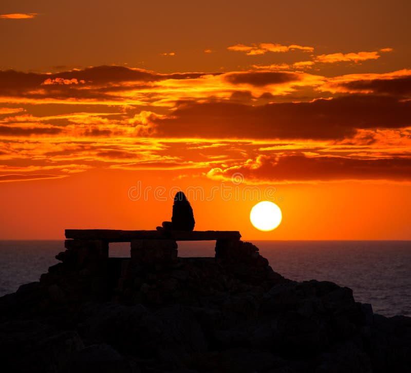 Ciutadella Menorca au coucher du soleil de Punta Nati avec la fille photographie stock libre de droits Ciutadella Menorca au coucher du soleil de Punta Nati avec la fille photographie stock libre de droits