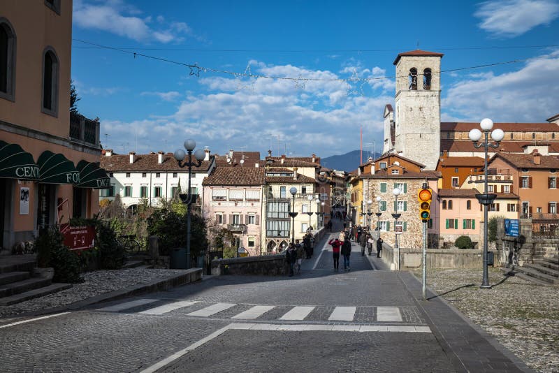 Cividale del friuli, Италия - 26-ое декабря 2018: люди наслаждаясь солнцем в красивой погоде wintertime идя в центр города рядом стоковые фотографии rf Cividale del friuli, Италия - 26-ое декабря 2018: люди наслаждаясь солнцем в красивой погоде wintertime идя в центр города рядом стоковые фотографии rf