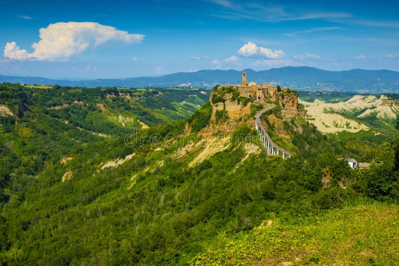 Civita di Bagnoregio, Italien- Panoramablick der historischen Stadt Civita di Bagnoregio mit den umliegenden Hügeln und Tälern vo