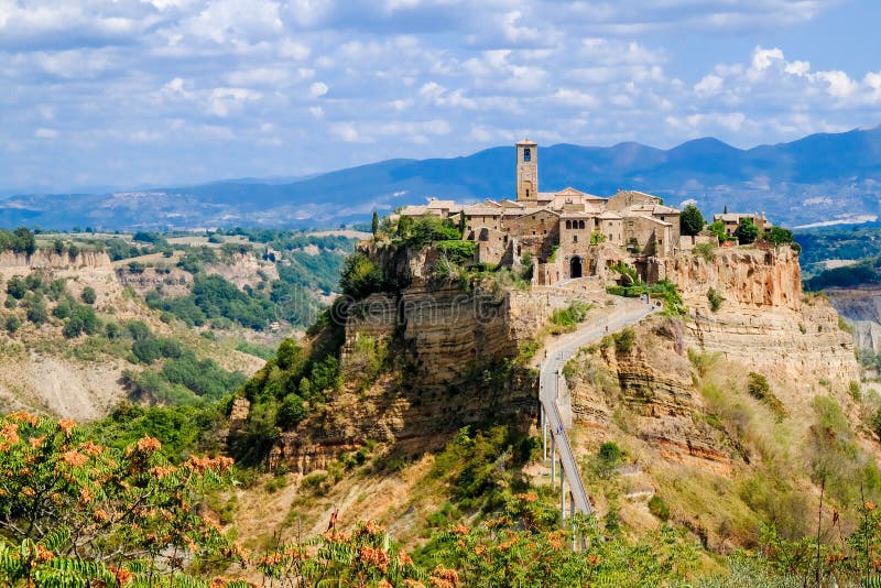 Civita Di Bagnoregio μια πεθαίνοντας πόλη σε έναν θρυμματιμένος βράχο αρχαία πόλη στοκ εικόνα Civita Di Bagnoregio μια πεθαίνοντας πόλη σε έναν θρυμματιμένος βράχο αρχαία πόλη στοκ εικόνα