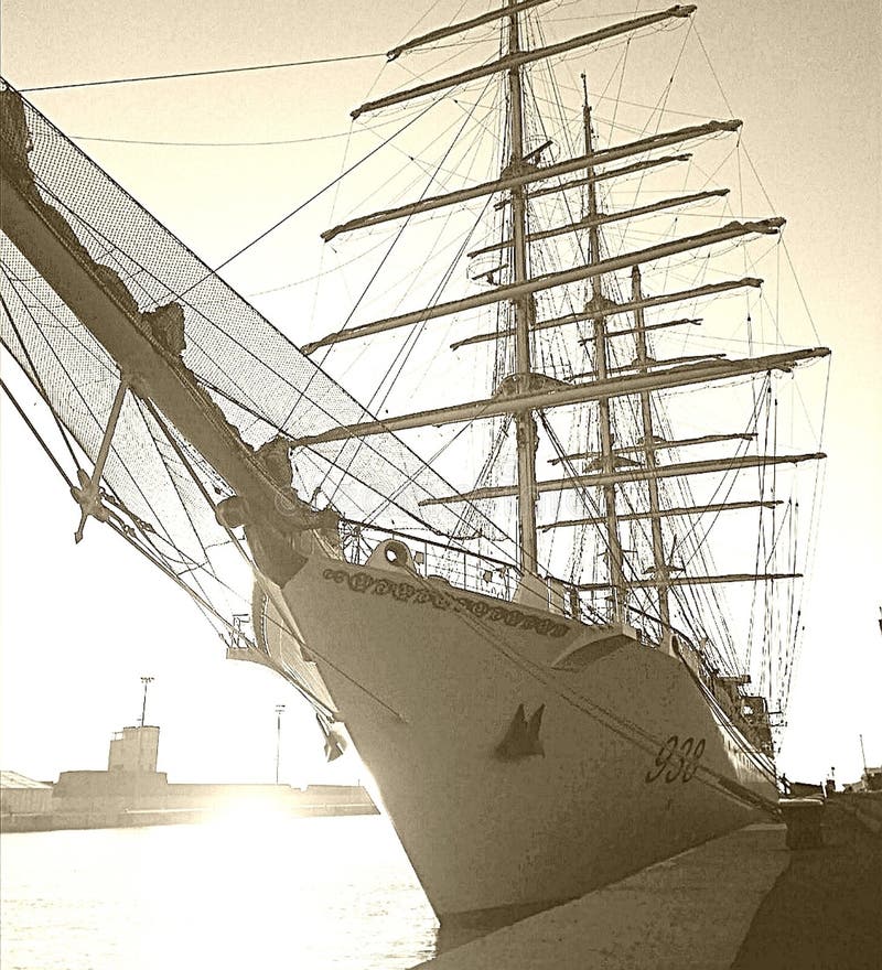 Civitavecchia, Italia, 20 NOVBRE 2016, Nave militare a EMVELA approva la porto di Civitavecchia fotografia stock Civitavecchia, Italia, 20 NOVBRE 2016, Nave militare a EMVELA approva la porto di Civitavecchia fotografia stock