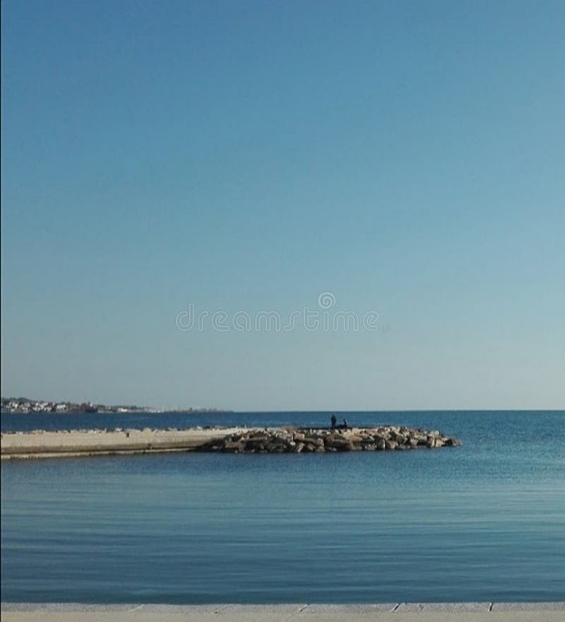 Civitavecchia, Italia, 16 settembre 2016, banchina di roccia vista dal lungomare costiero durante una mattina di settembre fotografie stock Civitavecchia, Italia, 16 settembre 2016, banchina di roccia vista dal lungomare costiero durante una mattina di settembre fotografie stock
