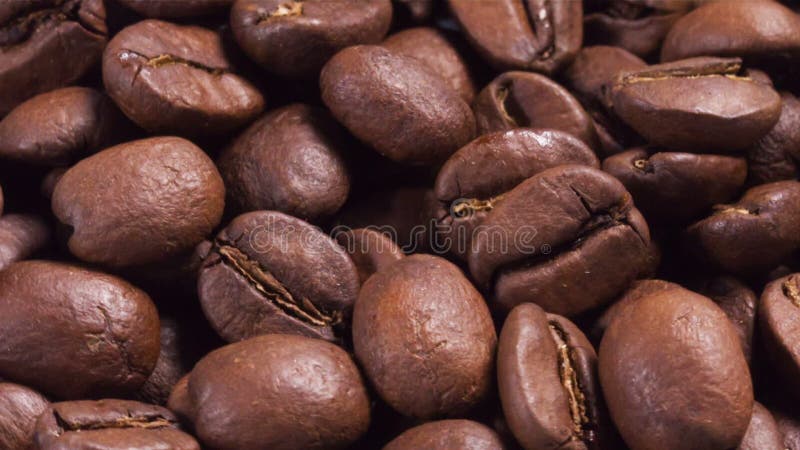 Ciérrese encima de la cantidad de girar los granos de café asados